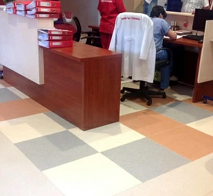 Укладка антистатической плитки ПВХ с дизайном