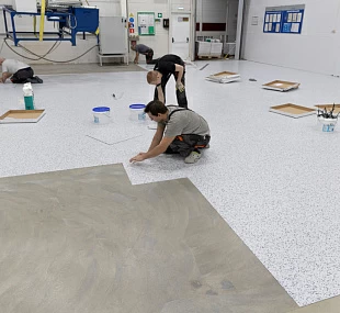 Укладка антистатической ПВХ плитки в один цвет