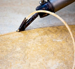 Укладка натурального линолеума с дизайном