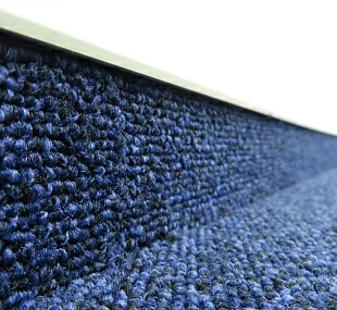 Монтаж плинтуса под ковровую плитку