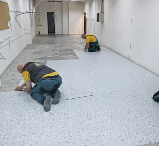 Укладка токопроводящей ПВХ плитки в один цвет