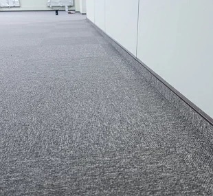 Монтаж плинтуса под ковролин