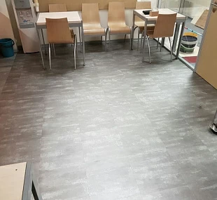 Укладка виниловой плитки в один цвет