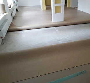 Укладка коммерческого линолеума в один цвет