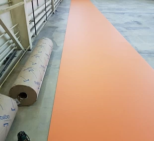 Укладка спортивного линолеума в один цвет