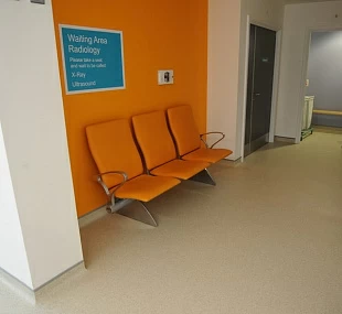 Укладка антистатического линолеума с заводом на стену