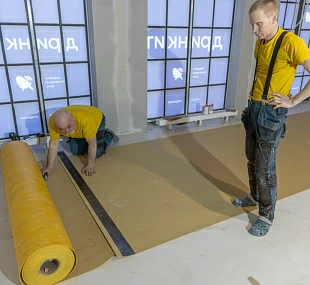 Укладка натурального линолеума в один цвет