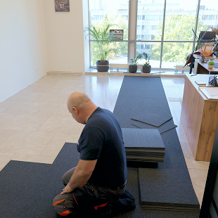 Installation of carpet tiles