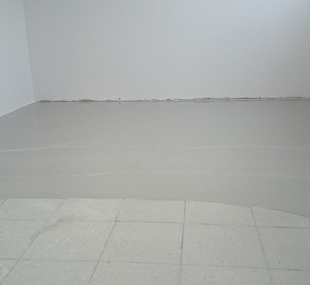 Заливка основания нивелирующей смесью