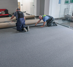 Укладка ковролина в один цвет