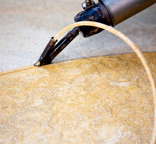 Укладка натурального линолеума с дизайном