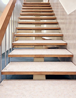 Укладка подложки на ступени