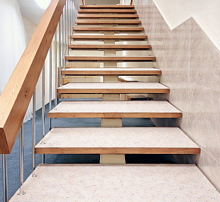 Укладка подложки на ступени