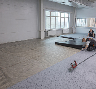 Укладка антистатического линолеума на медную ленту