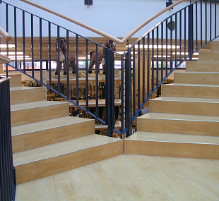 Укладка виниловой плитки на лестницу