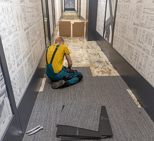 Укладка ковровой плитки в один цвет