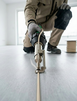 Проварка шнуром стыков линолеума